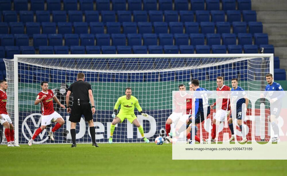 Strafraumszene Torraumszene Torschuss Aktion Torchance Angelo Stiller TSG 1899 Hoffenheim gegen Torwart Mark Flekken SC Freiburg SCF, PreZero Arena, Sinsheim, Baden-Württemberg, Deutschland, Europa iblimw07886167