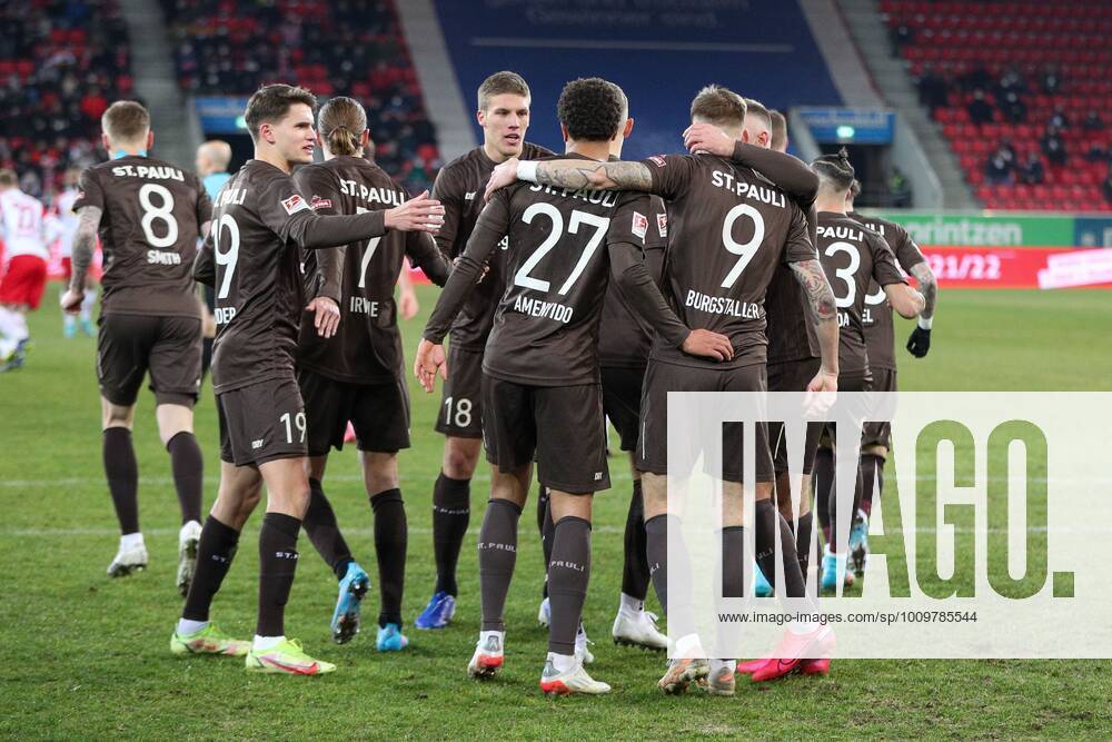 Die Mannschaft freut sich ueber das Tor von Guido Burgstaller 9 (FC St. Pauli) zum 0:2 per Foulelfmeter, SSV Jahn Regensburg vs. FC Sankt Pauli, 2. Bundesliga, 22. Spieltag, 12.02.2022 DFB regulations prohibit any use of photographs as image sequences and or quasi-video Regensburg Bayern Deutschland