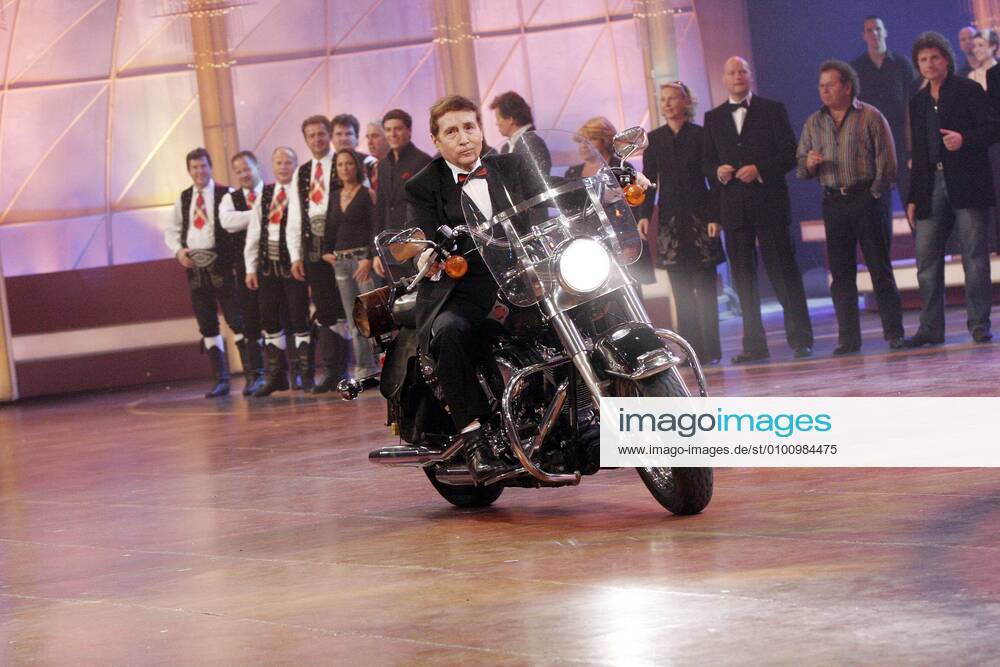 32 TV: Freddy Quinn auf einem Motorrad in der Fernsehshow WILLKOMMEN BEI CARMEN NEBEL, Musik, singer, Sänger Halle Deutschland, Germany