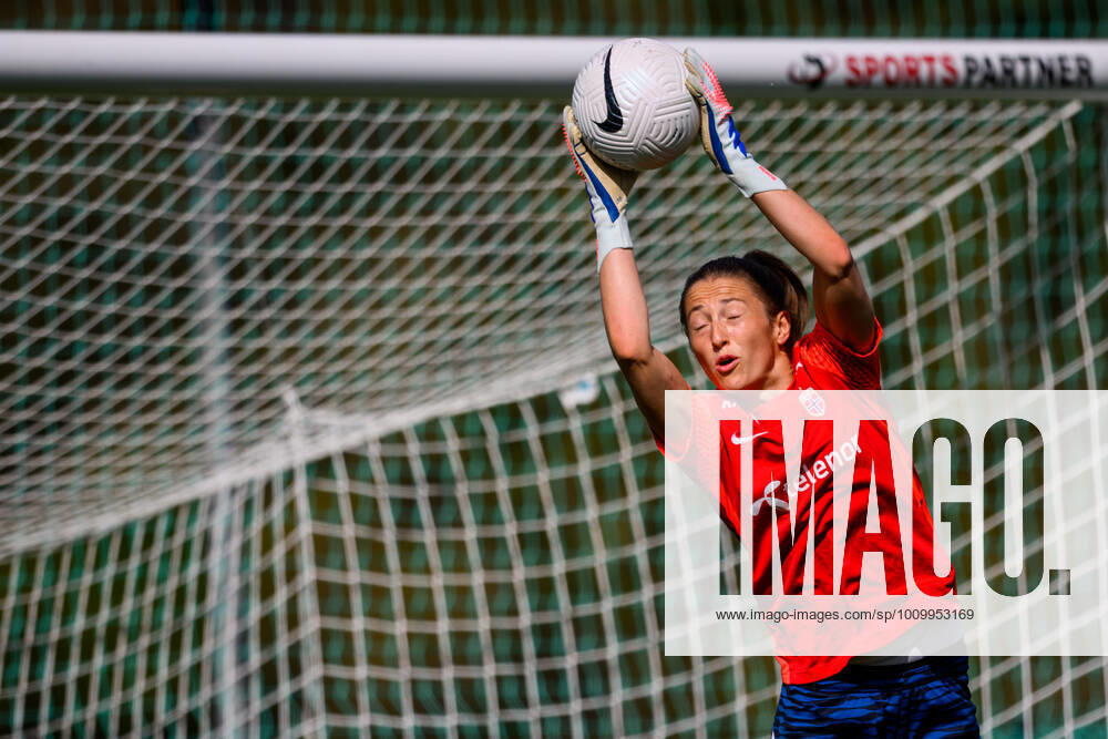 Goalkeeper Cecilie Haustaker Fiskerstrand during a training session with the Norwegian women s national football team on February 18, 2022 in Alvor. Photo: Ludvig Thunman BILDBYRAN kod LT LT0279 fotboll football soccer fotball algarve cup träning practice training norge norway dam bbeng