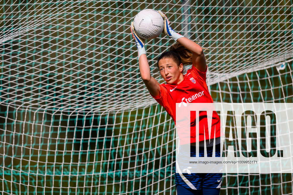 Goalkeeper Cecilie Haustaker Fiskerstrand during a training session with the Norwegian women s national football team on February 18, 2022 in Alvor. Photo: Ludvig Thunman BILDBYRAN kod LT LT0279 fotboll football soccer fotball algarve cup träning practice training norge norway dam bbeng
