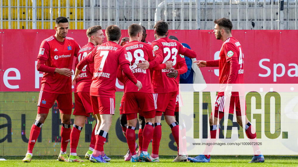 Spieler vom Hamburger SV (HSV), jubeln über das Tor zum 1:1, Jubel, Torjubel, Torerfolg, celebrate the goal, goal, celebration, Jubel ueber das Tor, optimistisch, Spielszene, Highlight, Action, Aktion, 19.02.2022, Sandhausen (Deutschland), Fussball, 2. Bundesliga, SV Sandhausen - Hamburger SV, DFB DFL REGULATIONS PROHIBIT ANY USE OF PHOTOGRAPHS AS IMAGE SEQUENCES AND OR QUASI-VIDEO.