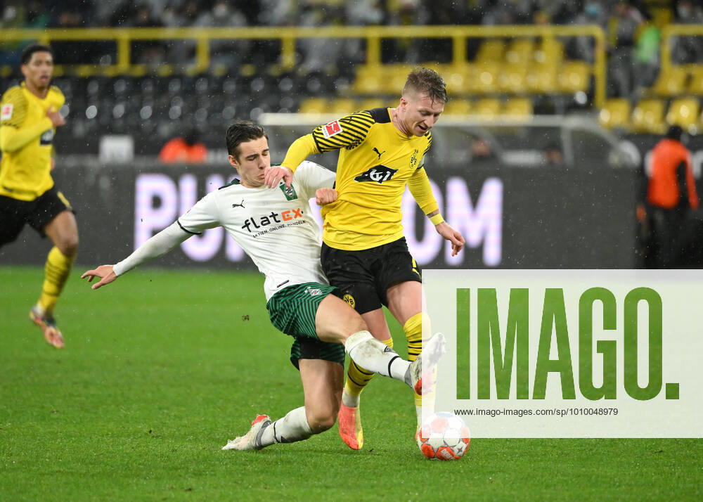 Florian Neuhaus (Borussia Moenchengladbach), li., gegen Marco Reus (Borussia Dortmund) 20.02.2022, Fussball GER, Saison 2021 2022, 1. Bundesliga, 23. Spieltag, Borussia Dortmund - Borussia Mönchengladbach 6:0 Foto: Maik Hölter TEAM2sportphoto
