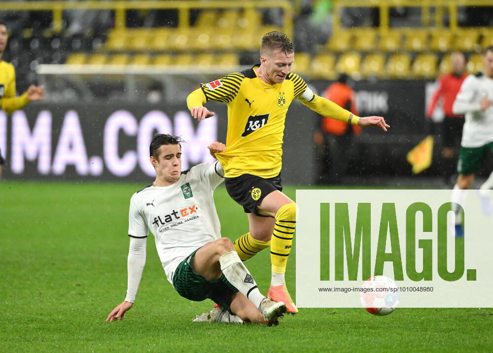 Florian Neuhaus (Borussia Moenchengladbach), li., gegen Marco Reus (Borussia Dortmund) 20.02.2022, Fussball GER, Saison 2021 2022, 1. Bundesliga, 23. Spieltag, Borussia Dortmund - Borussia Mönchengladbach 6:0 Foto: Maik Hölter TEAM2sportphoto