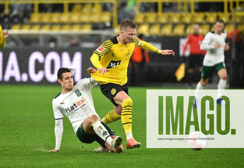 Florian Neuhaus (Borussia Moenchengladbach), li., gegen Marco Reus (Borussia Dortmund) 20.02.2022, Fussball GER, Saison 2021 2022, 1. Bundesliga, 23. Spieltag, Borussia Dortmund - Borussia Mönchengladbach 6:0 Foto: Maik Hölter TEAM2sportphoto