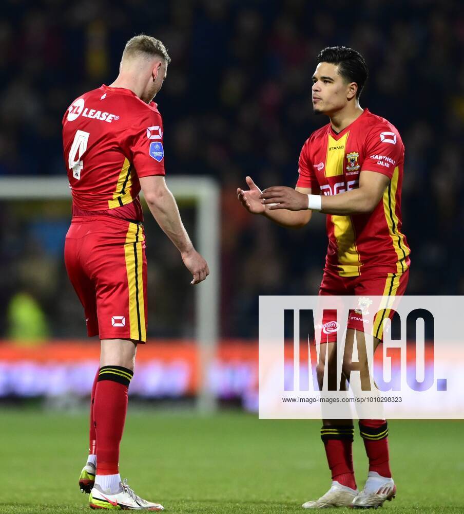 DEVENTER - (lr) Joris Kramer of Go Ahead Eagles disappointed after the red card, Ragnar Oratmangoen or Go Ahead Eagles during the Toto Knvb Cup semifinal match between Go Ahead Eagles and PSV in De Adelaarshorst on March 2, 2022 in Deventer, Netherlands. ANP OLAF KRAAK Dutch TOTO KNVB Cup Semi Final 2021 2022 ANPxSportx IVx