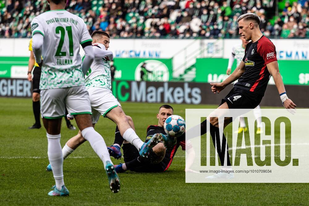 Maximilian Eggestein (SC Freiburg, 08), Nico Schlotterbeck (SC Freiburg, 04), Tobias Raschl (SpVgg Greuther Fuerth 20), Timothy Tillman (SpVgg Greuther Fuerth 21) GER, SPVGG Greuther Fuerth vs. SC Freiburg, 1.Bundesliga, Fussball, 19.03.2022, 27.Spieltag, Saison 2021 2022 DFB, DFL REGULATIONS PROHIBIT ANY USE OF PHOTOGRAPHS AS IMAGE SEQUENCES AND OR QUASI-VIDEO SPVGG Greuther Fuerth vs. SC Freiburg, 1.Bundesliga, Fussball, 19.03.2022, 27.Spieltag, Saison 2021 2022 Fuerth
