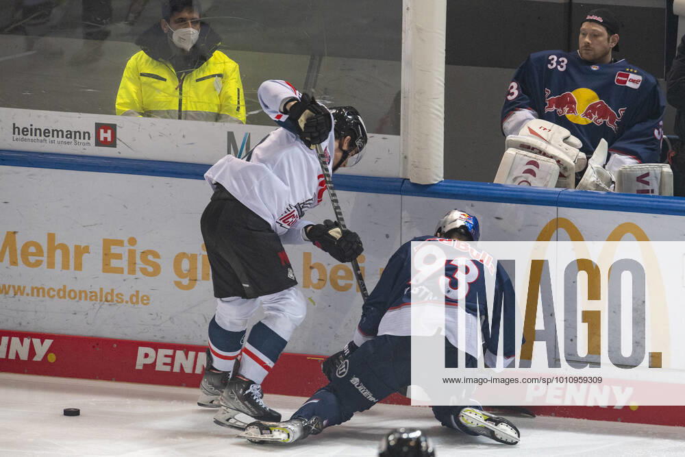 Maximilian Kastner, EHC Red Bull Muenchen gegen die Nuernberg Ice Tigers, Ergebniss 3 zu2, DEL Eishockey Bundesliga, Olympia-Eisstadion, Muenchen. 30.03.2022 Â