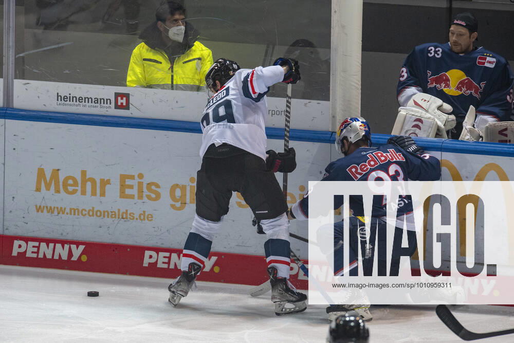 Maximilian Kastner, EHC Red Bull Muenchen gegen die Nuernberg Ice Tigers, Ergebniss 3 zu2, DEL Eishockey Bundesliga, Olympia-Eisstadion, Muenchen. 30.03.2022 Â