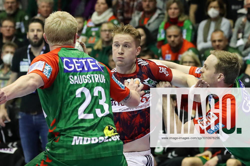 Jonathan Edvardsson (TSV Hannover-Burgdorf,26) gegen Magnus Saugstrup (SC Magdeburg,23) und Omar Ingi Magnusson (SC Magdeburg,14) - Handball Bundesliga Saison 2021-2022 SC Magdeburg vs. TSV Hannover-Burgdorf in der GETEC Arena in Magdeburg - Aktion,Mann,Männer,Handball,Deutschland