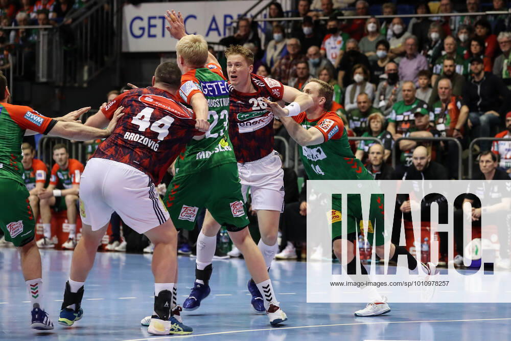 Jonathan Edvardsson (TSV Hannover-Burgdorf,26) und Ilija Brozovic (TSV Hannover-Burgdorf,44) gegen Magnus Saugstrup (SC Magdeburg,23) und Omar Ingi Magnusson (SC Magdeburg,14) - Handball Bundesliga Saison 2021-2022 SC Magdeburg vs. TSV Hannover-Burgdorf in der GETEC Arena in Magdeburg - Aktion,Mann,Männer,Handball,Deutschland