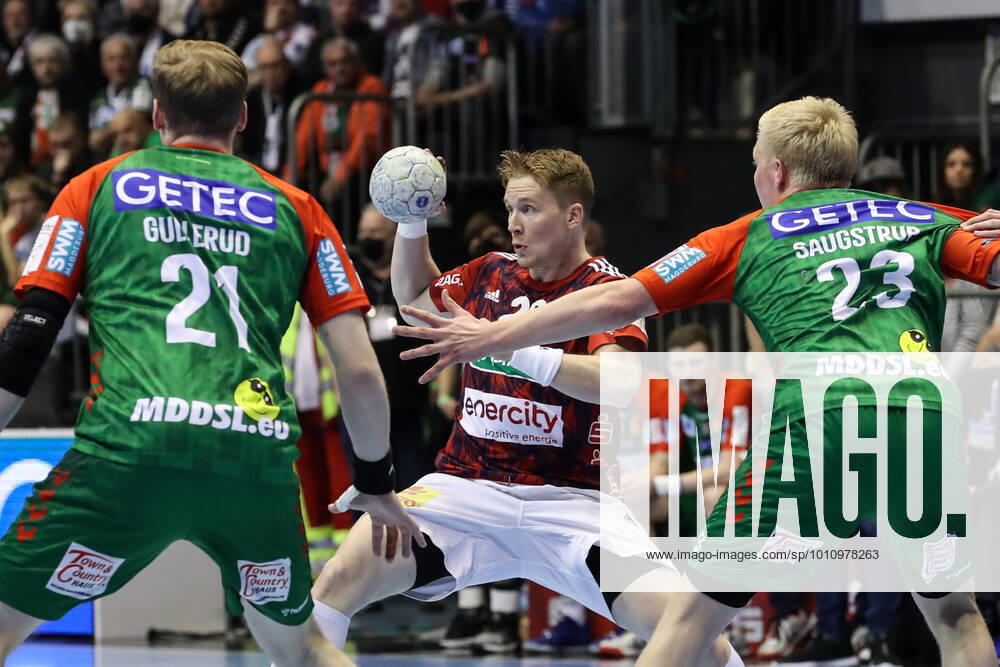 Jonathan Edvardsson (TSV Hannover-Burgdorf,26) gegen Magnus Gullerud (SC Magdeburg,21) und Magnus Saugstrup (SC Magdeburg,23) - Handball Bundesliga Saison 2021-2022 SC Magdeburg vs. TSV Hannover-Burgdorf in der GETEC Arena in Magdeburg - Aktion,Mann,Männer,Handball,Deutschland