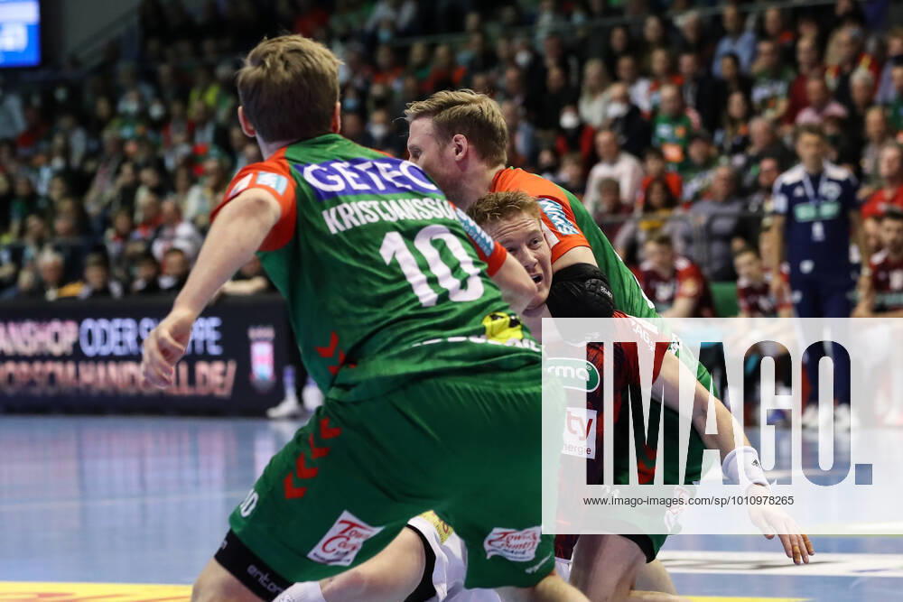 Jonathan Edvardsson (TSV Hannover-Burgdorf,26) gegen Magnus Gullerud (SC Magdeburg,21) und Gisli Kristjansson (SC Magdeburg,10) - Handball Bundesliga Saison 2021-2022 SC Magdeburg vs. TSV Hannover-Burgdorf in der GETEC Arena in Magdeburg - Aktion,Mann,Männer,Handball,Deutschland