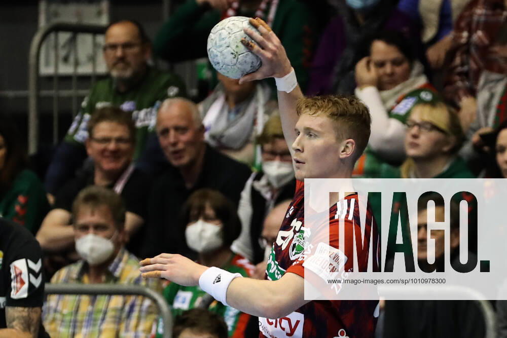 Jonathan Edvardsson (TSV Hannover-Burgdorf,26) - Handball Bundesliga Saison 2021-2022 SC Magdeburg vs. TSV Hannover-Burgdorf in der GETEC Arena in Magdeburg - Einzelbild,Aktion,Mann,Männer,Handball,Deutschland
