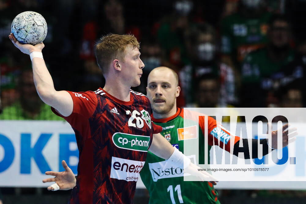 Jonathan Edvardsson (TSV Hannover-Burgdorf,26) gegen Daniel Pettersson (SC Magdeburg,11) - Handball Bundesliga Saison 2021-2022 SC Magdeburg vs. TSV Hannover-Burgdorf in der GETEC Arena in Magdeburg - Aktion,Mann,Männer,Handball,Deutschland