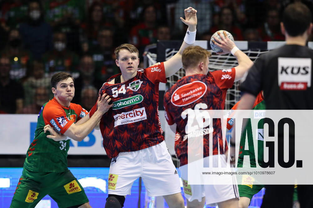 Justus Fischer (TSV Hannover-Burgdorf,54) und Jonathan Edvardsson (TSV Hannover-Burgdorf,26) gegen Kay Smits (SC Magdeburg,31) - Handball Bundesliga Saison 2021-2022 SC Magdeburg vs. TSV Hannover-Burgdorf in der GETEC Arena in Magdeburg - Aktion,Mann,Männer,Handball,Deutschland