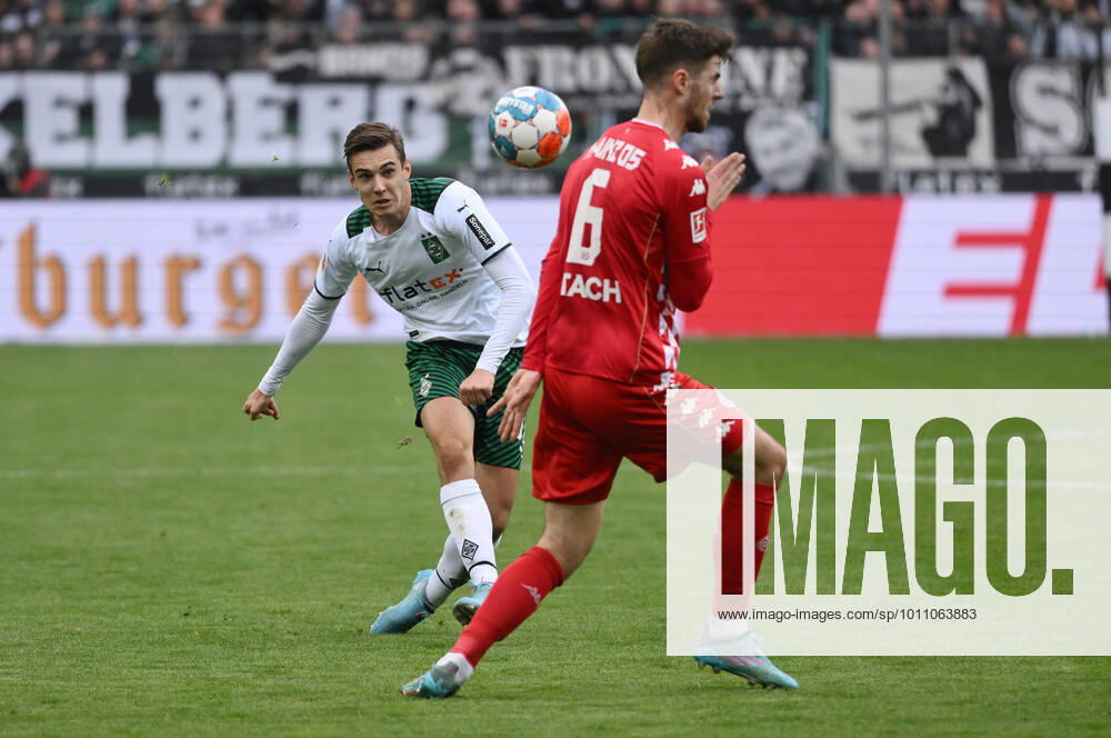 Florian Neuhaus (Borussia Moenchengladbach), li., gegen Anton Stach (Mainz 05) 03.04.2022, Fussball GER, Saison 2021 2022, 1. Bundesliga, 26. Spieltag, Borussia Mönchengladbach - FSV Mainz 05 Berlin, Foto: Maik Hölter TEAM2sportphoto Moenchengladbach Nordrhein Westfalen Deutschland