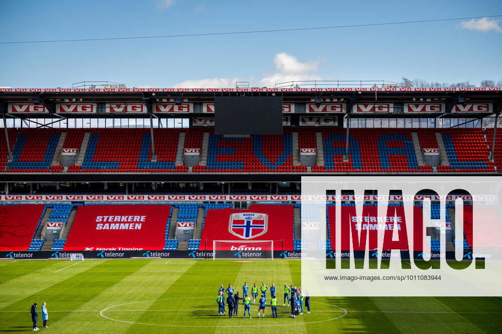 Players and staff of the Norwegian women s national football team gather in a circle during a training session on April 5, 2022 at Ullevaal stadion in Oslo. Photo: Vegard Grott BILDBYRAN kod VG VG0259 bbeng fotboll football soccer fotball vm-kval kval fifa women s world cup qualifier qualifier träning practice training trening norge norway dam arena