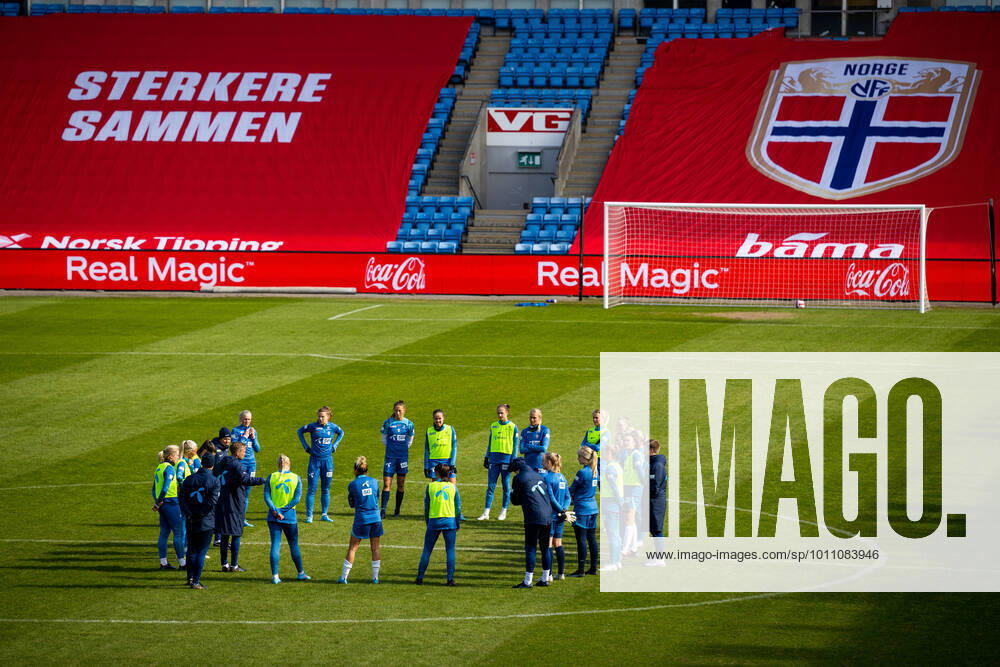 Players and staff of the Norwegian women s national football team gather in a circle during a training session on April 5, 2022 in Oslo. Photo: Vegard Grott BILDBYRAN kod VG VG0259 bbeng fotboll football soccer fotball vm-kval kval fifa women s world cup qualifier qualifier träning practice training trening norge norway dam