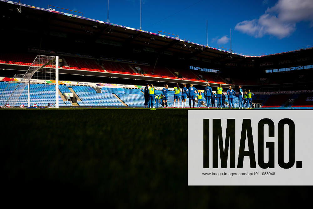 Players and staff of the Norwegian women s national football team gather in a circle during a training session on April 5, 2022 at Ullevaal stadion in Oslo. Photo: Vegard Grott BILDBYRAN kod VG VG0259 bbeng fotboll football soccer fotball vm-kval kval fifa women s world cup qualifier qualifier träning practice training trening norge norway dam arena