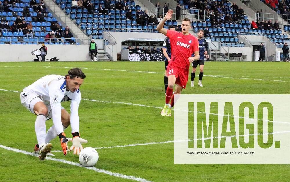 Frankfurt am Main, PSD Arena Regionalliga Südwest Saison 2021 2022 FSV Frankfurt gegen TSV Steinbach-Haiger Torwart Kenan Mujezinovic (1, FSV Frankfurt), Paul Stock (21 Steinbach)