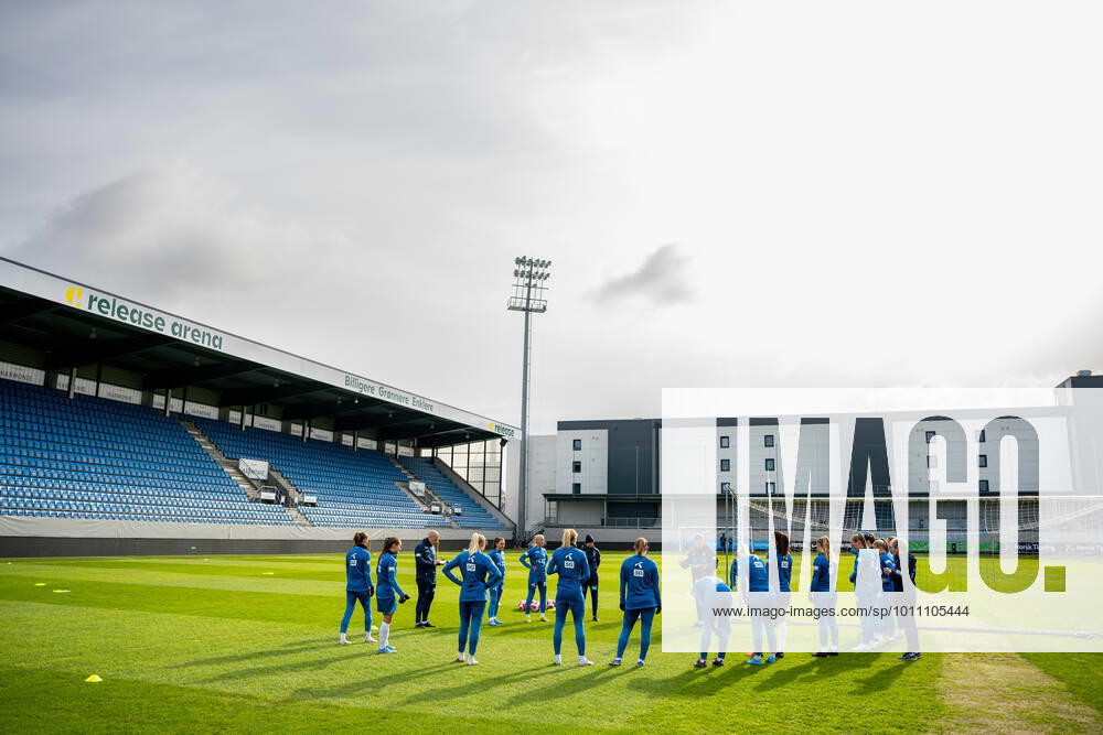 Players and staff of the Norwegian women s national football team gather in a circle during a training session on April 6, 2022 at Release Arena in Sandefjord. Photo: Vegard Grott BILDBYRAN kod VG VG0260 bbeng fotboll football soccer fotball vm-kval kval fifa women s world cup qualifier qualifier träning practice training trening norge norway dam