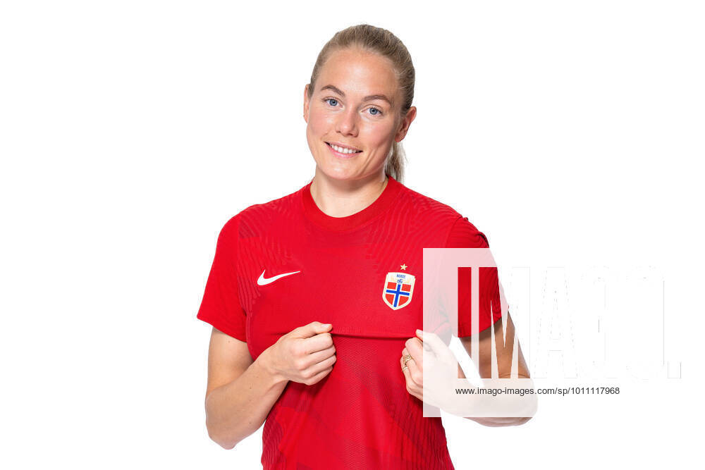 Guro Bergsvand of the Norwegian women?s national football team poses for a portrait on April 4, 2022 in Oslo. Photo: Vegard Grott BILDBYRAN kod VG VG0262 bbeng fotball fotboll football norge norway a kvinner portrett porträtt portraits dam