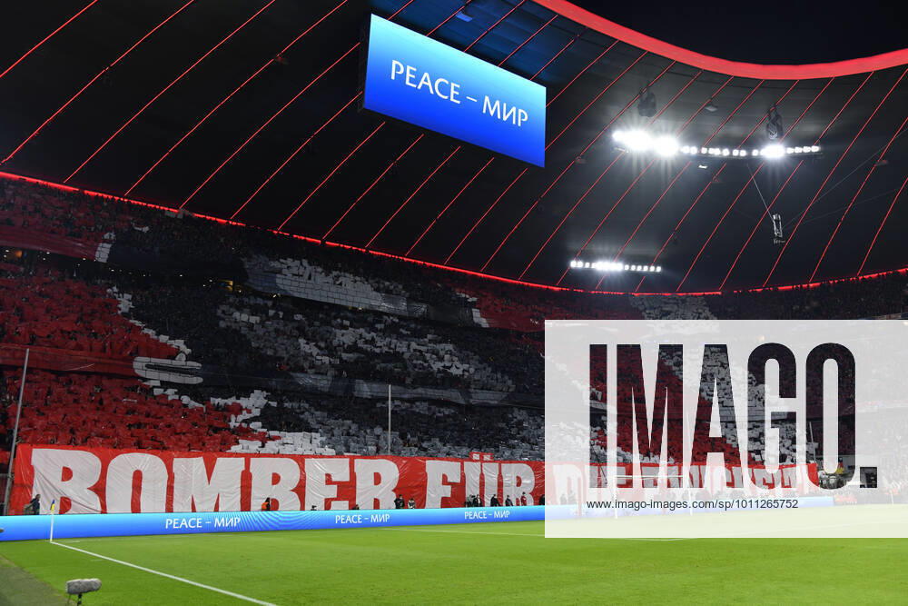 Vor Spielbeginn: Choreo, Choreographie, Fanaktion zur Erinnerung an Gerd Mueller Viertelfinale Rueckspiel Champions Leagure CL FC Bayern Muenchen vs FC Villarreal FCV 12.04.2022 DFL REGULATIONS PROHIBIT ANY USE OF PHOTOGRAPHS AS IMAGE SEQUENCES AND OR QUASI-VIDEO Viertelfinale Rueckspiel Champions Leagure CL FC Bayern Muenchen vs FC Villarreal FCV