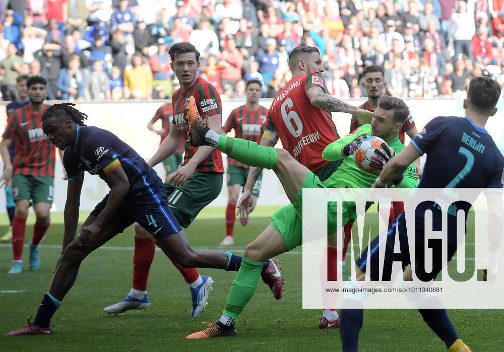 Fussball 1.Bundesliga, FC Augsburg - Hertha BSC Berlin, v.l. Dedryck Boyata (Hertha BSC Berlin), Marcel Laurenz Lotka (Hertha BSC Berlin), Jeffrey Gouweleeuw (FC Augsburg) Zweikampf, Aktion, action, battle for the ball Augsburg