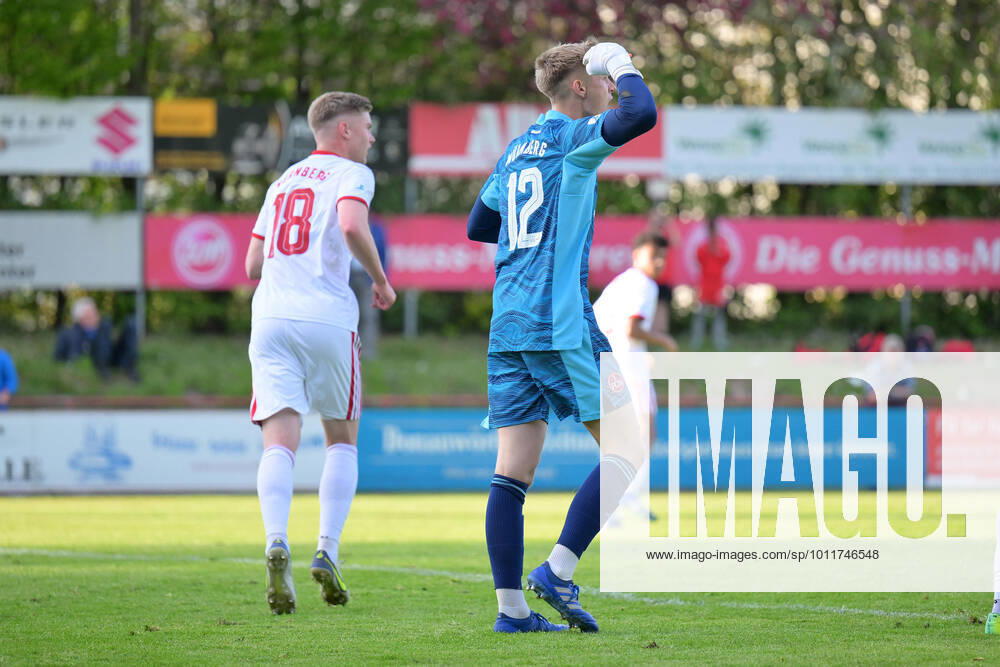 Fußball, Herren, Regionalliga Bayern, Saison 2021-2022, Spieltag 28, TSV Rain-Lech - 1. FC Nürnberg II, 03.05.2022 Torwart Jan Reichert (Nr.12 - 1. FC Nürnberg II) jubelt nach seinem gehaltenen Elfmeter, Fabian Menig (Nr.4 - 1. FC Nürnberg II) und Noel Knothe (Nr.18 - 1. FC Nürnberg II) freuen sich mit ihm Rain Georg Weber-Stadion Bayern Deutschland