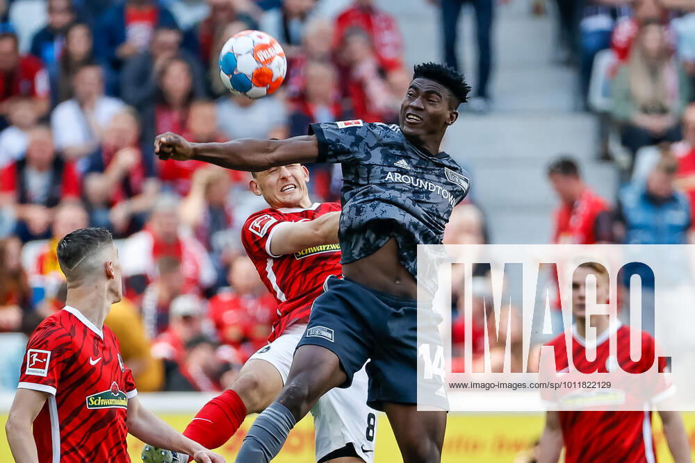 Maximilian Eggestein (SC Freiburg, 08) und Taiwo Awoniyi (1.FC Union Berlin, 14) beim Kopfballduell , GER, SC Freiburg vs. 1. FC Union Berlin, Fussball, Bundesliga, 33. Spieltag, Spielzeit 2021 2022, 07.05.2022 DFL REGULATIONS PROHIBIT ANY USE OF PHOTOGRAPHS AS IMAGE SEQUENCES AND OR QUASI-VIDEO. GER, SC Freiburg vs. 1. FC Union Berlin, Fussball, Bundesliga, 33. Spieltag, Spielzeit 2021 2022, 07.05.2022 Freiburg im Breisgau