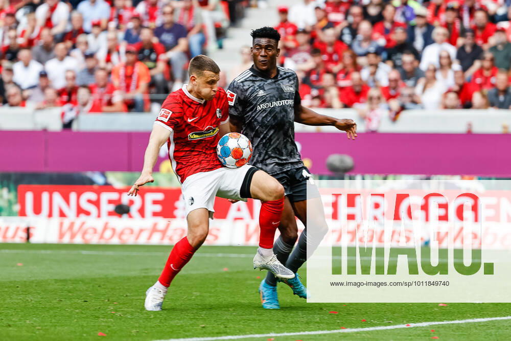 Maximilian Eggestein (SC Freiburg, 08) und Taiwo Awoniyi (1.FC Union Berlin, 14) im Zweikampf , GER, SC Freiburg vs. 1. FC Union Berlin, Fussball, Bundesliga, 33. Spieltag, Spielzeit 2021 2022, 07.05.2022 DFL REGULATIONS PROHIBIT ANY USE OF PHOTOGRAPHS AS IMAGE SEQUENCES AND OR QUASI-VIDEO. GER, SC Freiburg vs. 1. FC Union Berlin, Fussball, Bundesliga, 33. Spieltag, Spielzeit 2021 2022, 07.05.2022 Freiburg im Breisgau