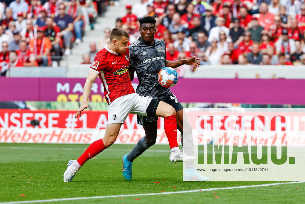 Maximilian Eggestein (SC Freiburg, 08) und Taiwo Awoniyi (1.FC Union Berlin, 14) im Zweikampf , GER, SC Freiburg vs. 1. FC Union Berlin, Fussball, Bundesliga, 33. Spieltag, Spielzeit 2021 2022, 07.05.2022 DFL REGULATIONS PROHIBIT ANY USE OF PHOTOGRAPHS AS IMAGE SEQUENCES AND OR QUASI-VIDEO. GER, SC Freiburg vs. 1. FC Union Berlin, Fussball, Bundesliga, 33. Spieltag, Spielzeit 2021 2022, 07.05.2022 Freiburg im Breisgau