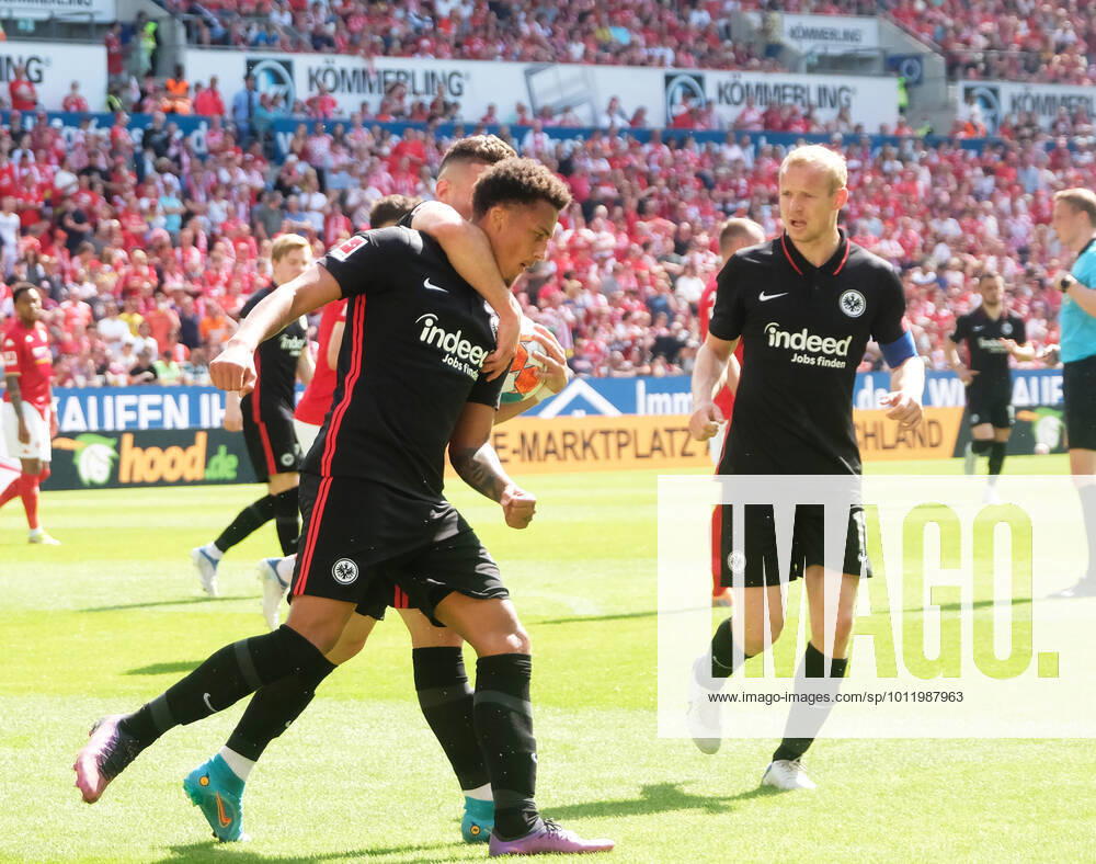 Fussball-Bundesliga - Saison 2021 2022 Mewa-Arena Mainz - 14.05.2022 1. FSV Mainz 05 (mz) - Eintracht Frankfurt (f) li: re: Sebastian RODE (Eintracht Frankfurt)Jubel nach dem 1:1 durch TUTA (Eintracht Frankfurt) DFL REGULATIONS PROHIBIT ANY USE OF PHOTOGRAPHS AS IMAGE SEQUENCES AND OR QUASI VIDEO NATIONAL AND INTERNATIONAL NEWS AGENCIES OUT Fussball-Bundesliga - 1. FSV Mainz 05