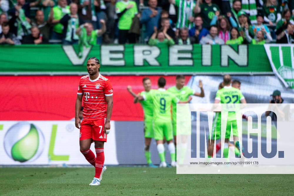 Serge Gnabry (FC Bayern Muenchen 7) aergert sich ueber das Gegentor, dahinter Wolfsburger Jubel zum Tor zum 2:2, VfL Wolfsburg vs. FC Bayern Muenchen, 1. Fussball Bundesliga, 34. Spieltag, Spielzeit 2021 2022, 14.05.2022 DFB DFL regulations prohibit any use of photographs as image sequences and or quasi-video VfL Wolfsburg vs. FC Bayern Muenchen, 1. Fussball Bundesliga, 34. Spieltag, Spielzeit 2021 2022