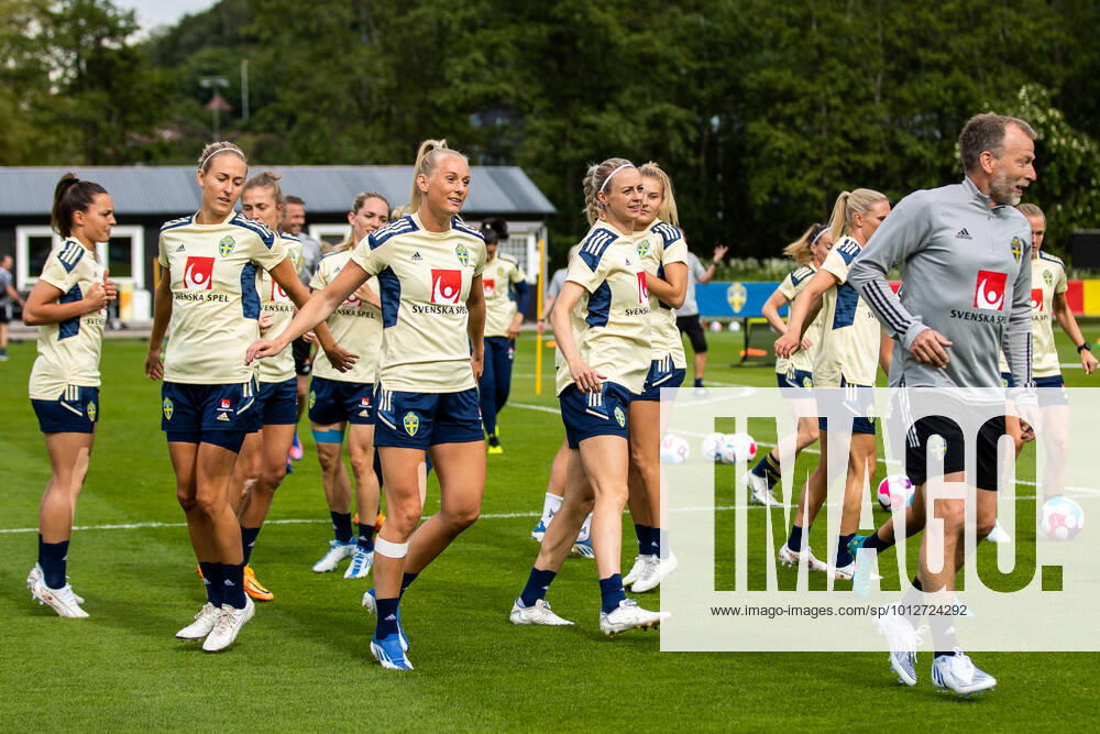 Stina Blackstenius and Amanda Ilestedt of the Swedish women s national football team during a training session on June 20, 2022 in Bastad. Photo: Mathilda Ahlberg BILDBYRAN COP 240 MA0252 bbeng fotboll football soccer fotball training träning practice sverige sweden dam