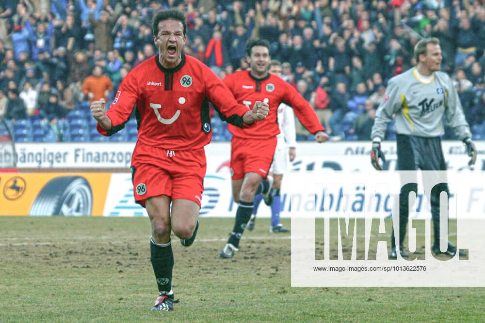 Aus 1. BL. Saison 2002 03 Hannover96-HSV Hamburg 2:2 am 25.01.2003. Im Foto: Han96 Spieler Fredi Bobic bejubelt sein 1:0 gegen HSV TW Martin Pieckenhagen Mitte Nebojsa Krupniovic