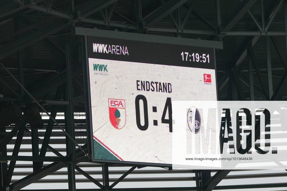 Endstand auf der Anzeigetafel 0:4, FC Augsburg vs. SC Freiburg, Fussball, 1. Bundesliga, 1. Spieltag, 06.08.2022 DFB regulations prohibit any use of photographs as image sequences and or quasi-video Augsburg Bayern Deutschland