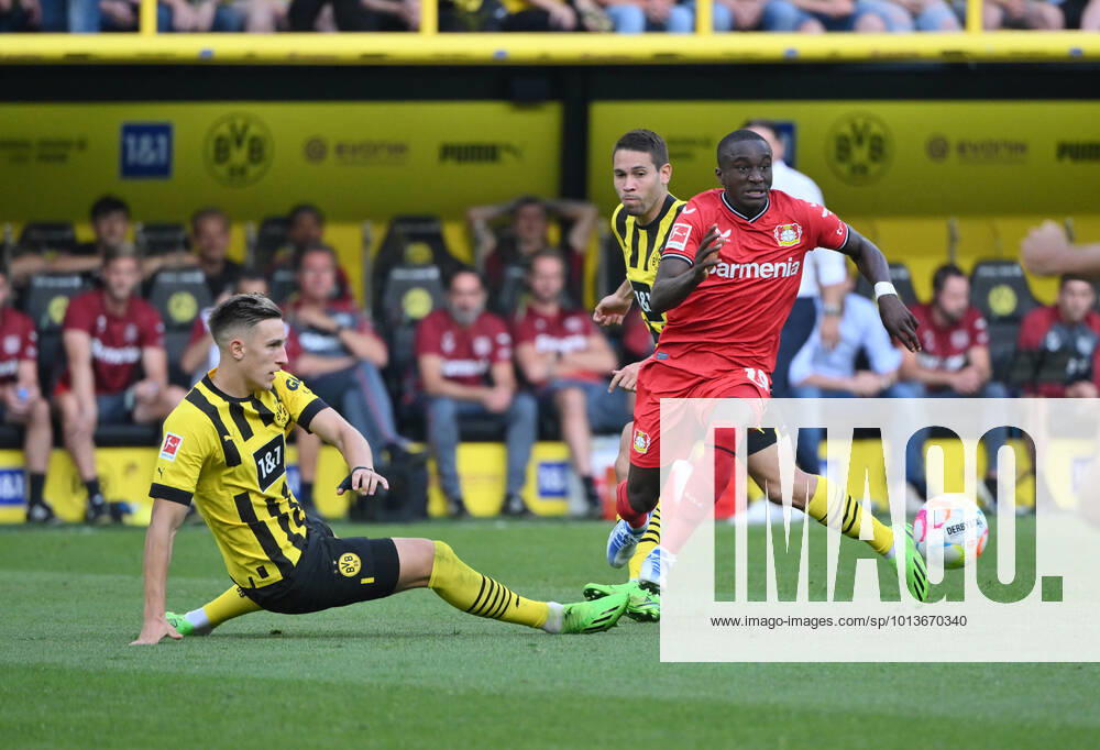 Nico Schlotterbeck (Borussia Dortmund), li., gegen Moussa Diaby (Bayer 04 Leverkusen) 06.08.2022, Fussball GER, Saison 2022 2023, 1. Bundesliga, 1. Spieltag, Borussia Dortmund - Bayer 04 Leverkusen 1:0 Foto: Maik Hölter TEAM2sportphoto DFL regulations prohibit any use of photographs as image sequences and or quasi-video Dortmund Signal Iduna Park Nordrhein Westfalen Deutschland