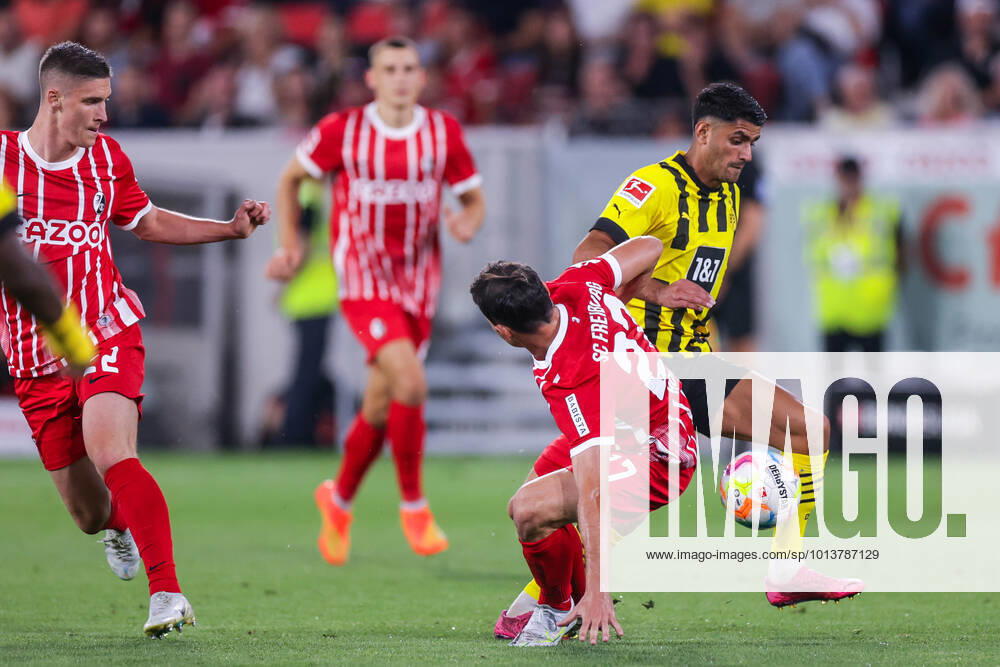 Fussball, Saison 2022 2023, 1. Bundesliga, SC Freiburg - Borussia Dortmund, v. l. Nicolas Höfler (SC Freiburg), Mahmoud Dahoud (Borussia Dortmund), Foto: Dennis Ewert RHR-FOTO xRHR-FOTO DEx