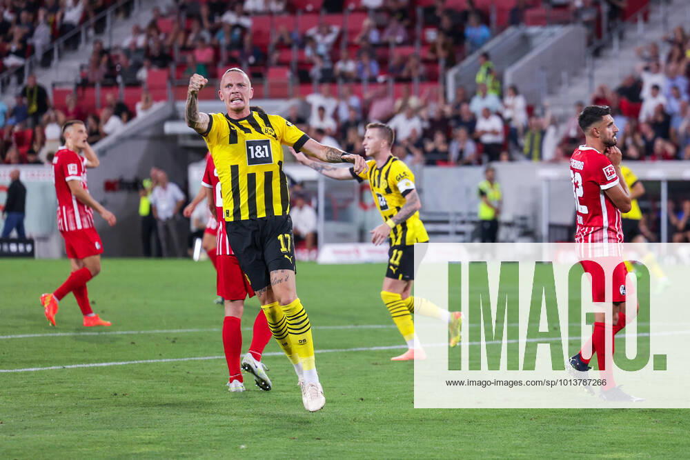 Fussball, Saison 2022 2023, 1. Bundesliga, SC Freiburg - Borussia Dortmund, Marius Wolf (Borussia Dortmund) bejubelt das Tor zum 1:1 durch Jamie Jermaine Bynoe-Gittens (Borussia Dortmund), Foto: Dennis Ewert RHR-FOTO xRHR-FOTO DEx