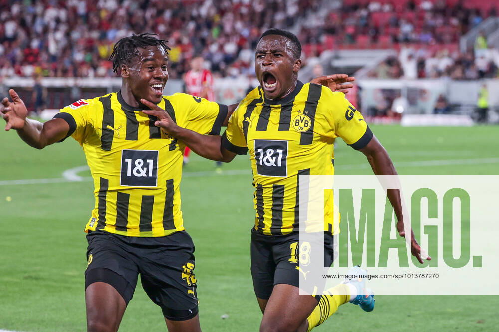 Fussball, Saison 2022 2023, 1. Bundesliga, SC Freiburg - Borussia Dortmund, v. l. Jamie Jermaine Bynoe-Gittens (Borussia Dortmund), Youssoufa Moukoko (Borussia Dortmund) bejubeln das Tor zum 1:2, Foto: Dennis Ewert RHR-FOTO xRHR-FOTO DEx