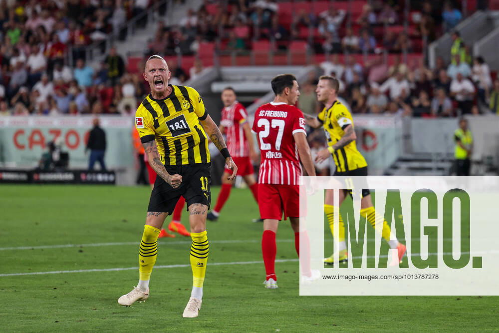 Fussball, Saison 2022 2023, 1. Bundesliga, SC Freiburg - Borussia Dortmund, Marius Wolf (Borussia Dortmund) bejubelt das Tor zum 1:1 durch Jamie Jermaine Bynoe-Gittens (Borussia Dortmund), Foto: Dennis Ewert RHR-FOTO xRHR-FOTO DEx