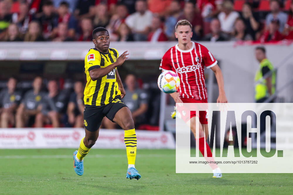 Fussball, Saison 2022 2023, 1. Bundesliga, SC Freiburg - Borussia Dortmund, v. l. Youssoufa Moukoko (Borussia Dortmund), Matthias Ginter (SC Freiburg), Foto: Dennis Ewert RHR-FOTO xRHR-FOTO DEx