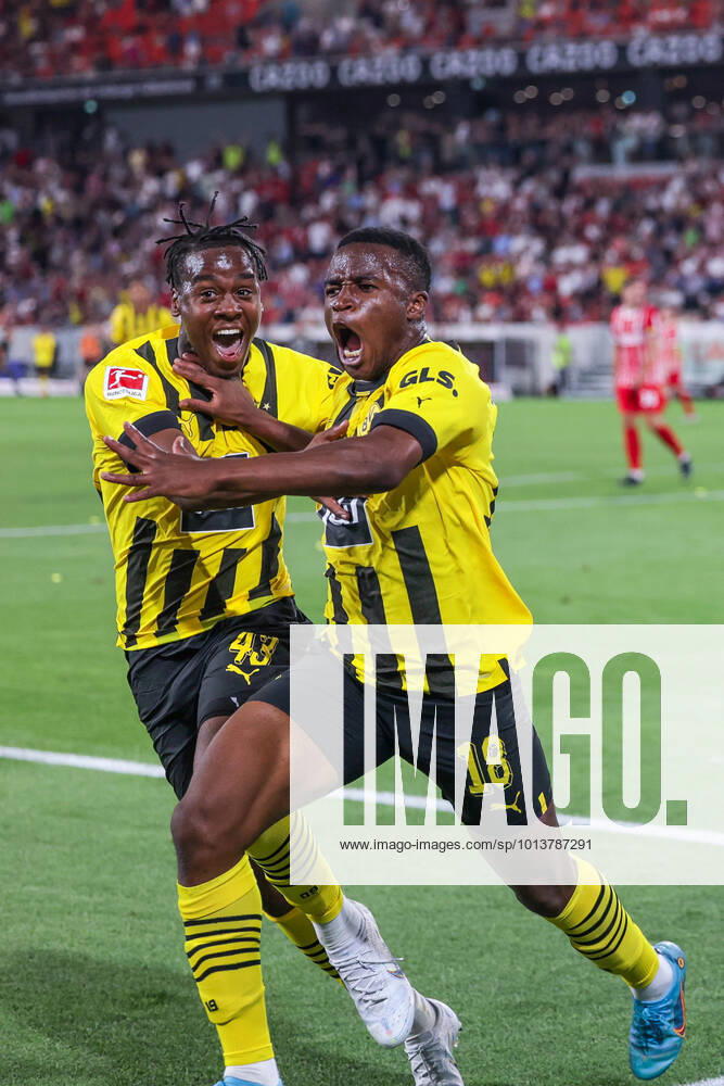 Fussball, Saison 2022 2023, 1. Bundesliga, SC Freiburg - Borussia Dortmund, v. l. Jamie Jermaine Bynoe-Gittens (Borussia Dortmund), Youssoufa Moukoko (Borussia Dortmund) bejubeln das Tor zum 1:2, Foto: Dennis Ewert RHR-FOTO xRHR-FOTO DEx