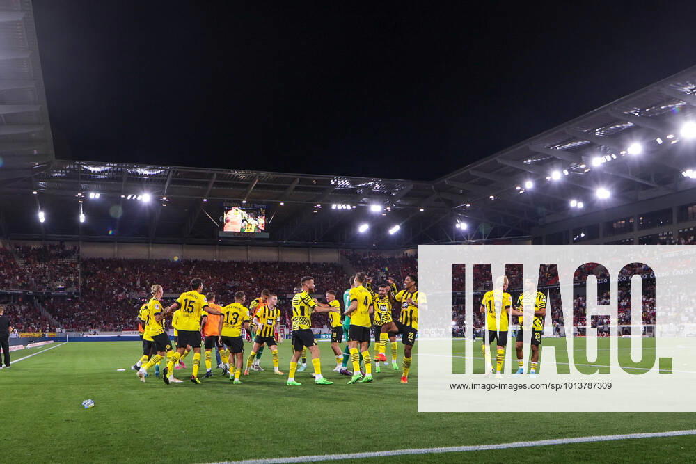 Fussball, Saison 2022 2023, 1. Bundesliga, SC Freiburg - Borussia Dortmund, Die Spieler von Borussia Dortmund bejubeln den Auswärtssieg, Foto: Dennis Ewert RHR-FOTO xRHR-FOTO DEx