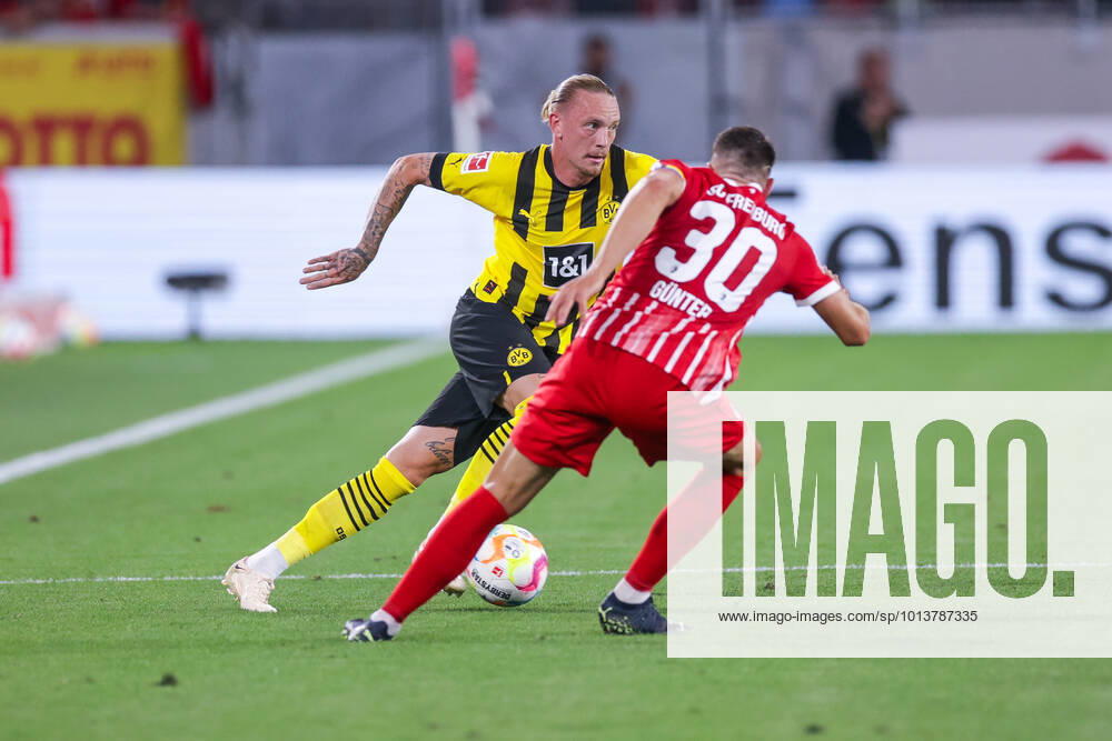 Fussball, Saison 2022 2023, 1. Bundesliga, SC Freiburg - Borussia Dortmund, v. l. Marius Wolf (Borussia Dortmund), Christian Günter (SC Freiburg), Foto: Dennis Ewert RHR-FOTO xRHR-FOTO DEx