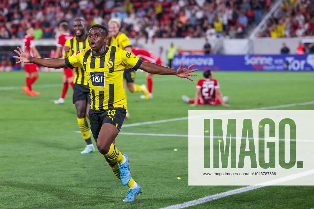 Fussball, Saison 2022 2023, 1. Bundesliga, SC Freiburg - Borussia Dortmund, Youssoufa Moukoko (Borussia Dortmund) bejubelt das Tor zum 1:2, Foto: Dennis Ewert RHR-FOTO xRHR-FOTO DEx