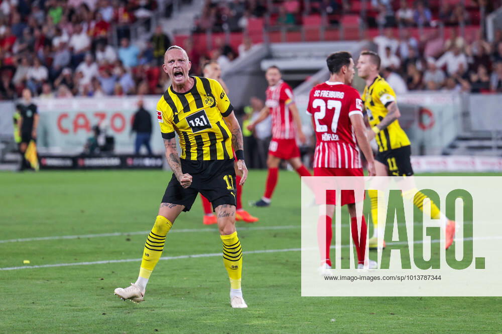 Fussball, Saison 2022 2023, 1. Bundesliga, SC Freiburg - Borussia Dortmund, Marius Wolf (Borussia Dortmund) bejubelt das Tor zum 1:1 durch Jamie Jermaine Bynoe-Gittens (Borussia Dortmund), Foto: Dennis Ewert RHR-FOTO xRHR-FOTO DEx
