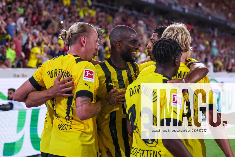 Fussball, Saison 2022 2023, 1. Bundesliga, SC Freiburg - Borussia Dortmund, Die Spieler von Borussia Dortmund bejubeln das Tor zum 1:3 durch Marius Wolf (Borussia Dortmund), Foto: Dennis Ewert RHR-FOTO xRHR-FOTO DEx